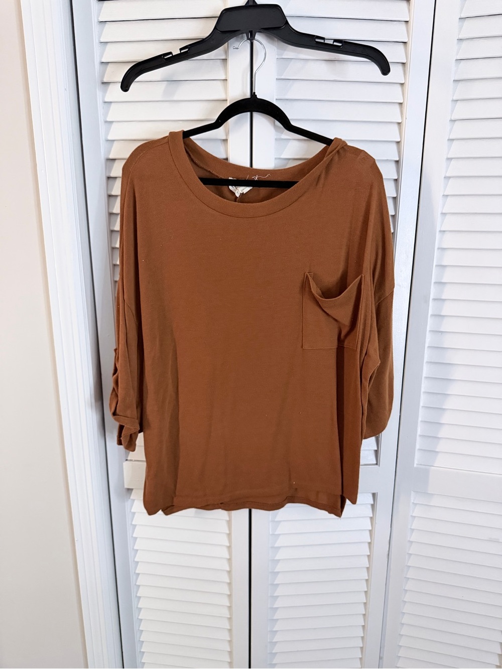 ANDREE BY UNIT Relaxed Pocket Sweatshirt in Rust